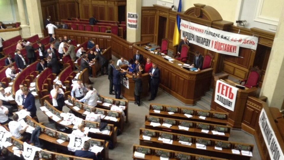 Фракция Радикальной партии, которая блокировала трибуну, после голосования заняла свои места в зале