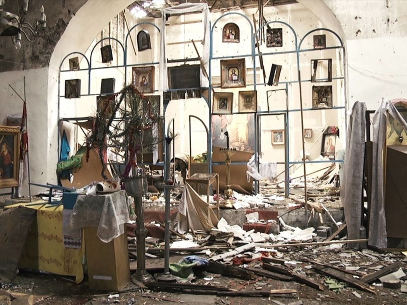 Боевики из "Града" обстреляли один из старейших храмов Луганской области. Видео