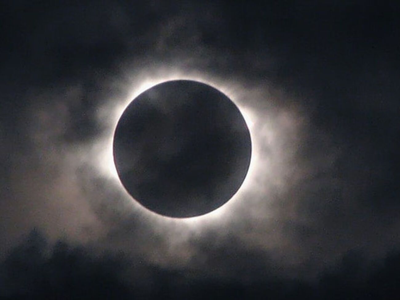 Полным затмение будет только в узкой полосе Северного полушария