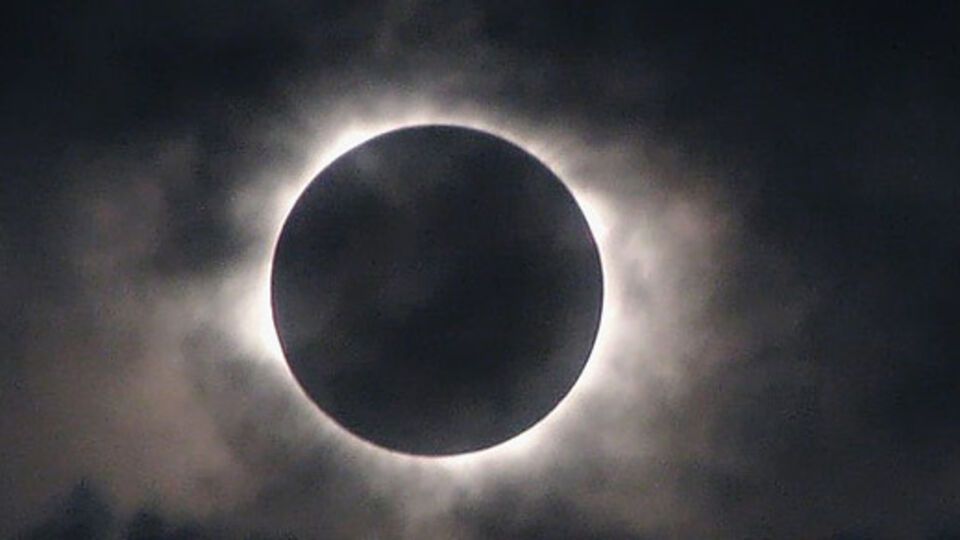Полным затмение будет только в узкой полосе Северного полушария