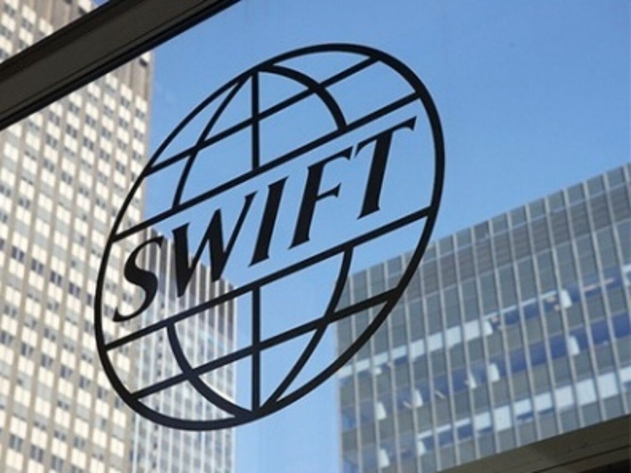 Ранее в SWIFT&nbsp;заявили, что не собираются отключать Россию от своих услуг, несмотря на оказываемое на нее политическое давление