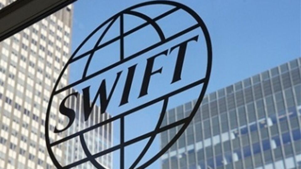 Ранее в SWIFT заявили, что не собираются отключать Россию от своих услуг, несмотря на оказываемое на нее политическое давление