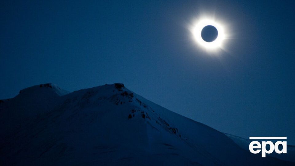 В среднем солнечные затмения происходят два раза в год