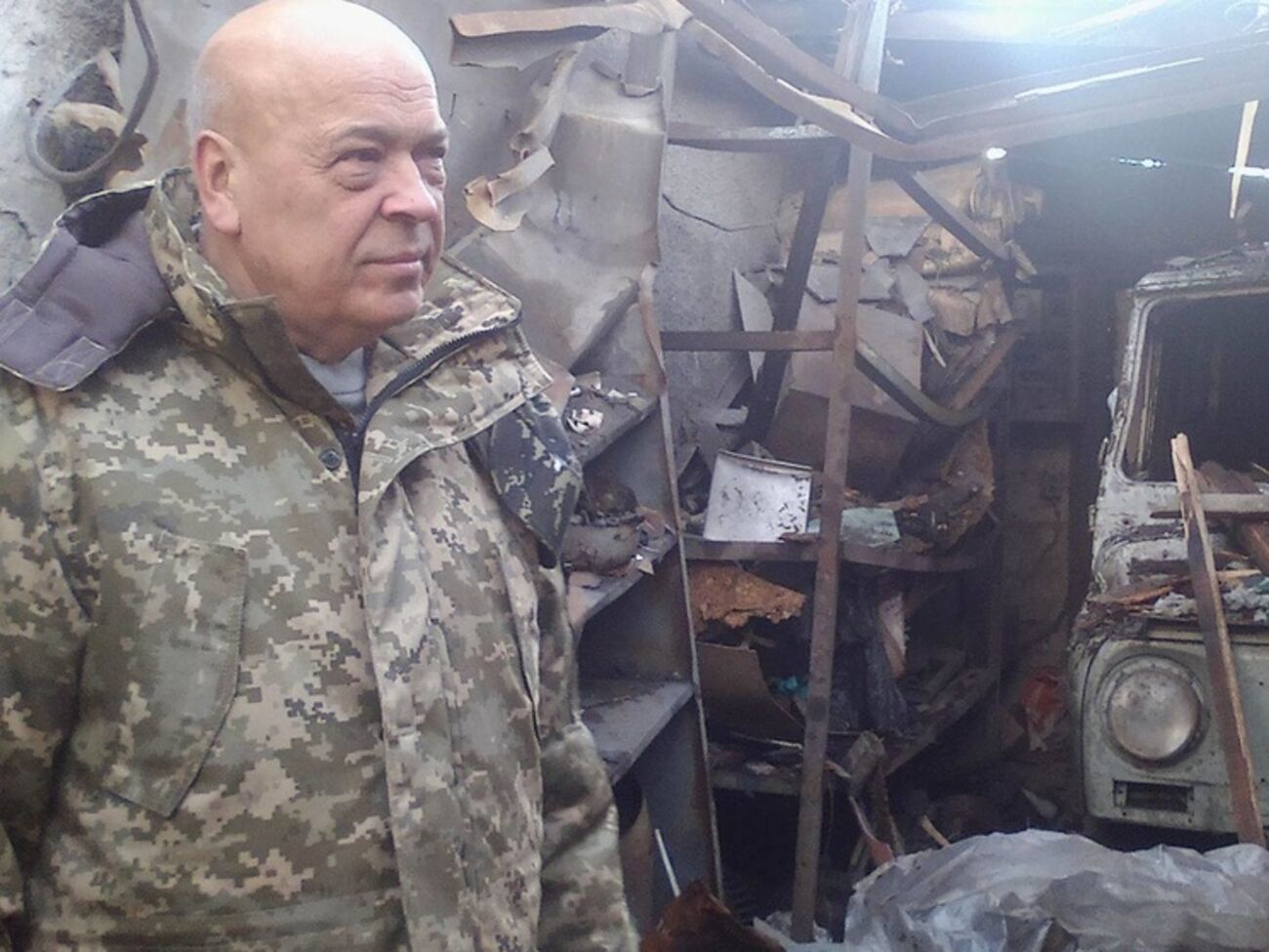 Геннадий Москаль сообщил, что в оккупированном боевиками селе Молодежное на фугасе подорвался легковой автомобиль "Нива" с несколькими мирными жителями