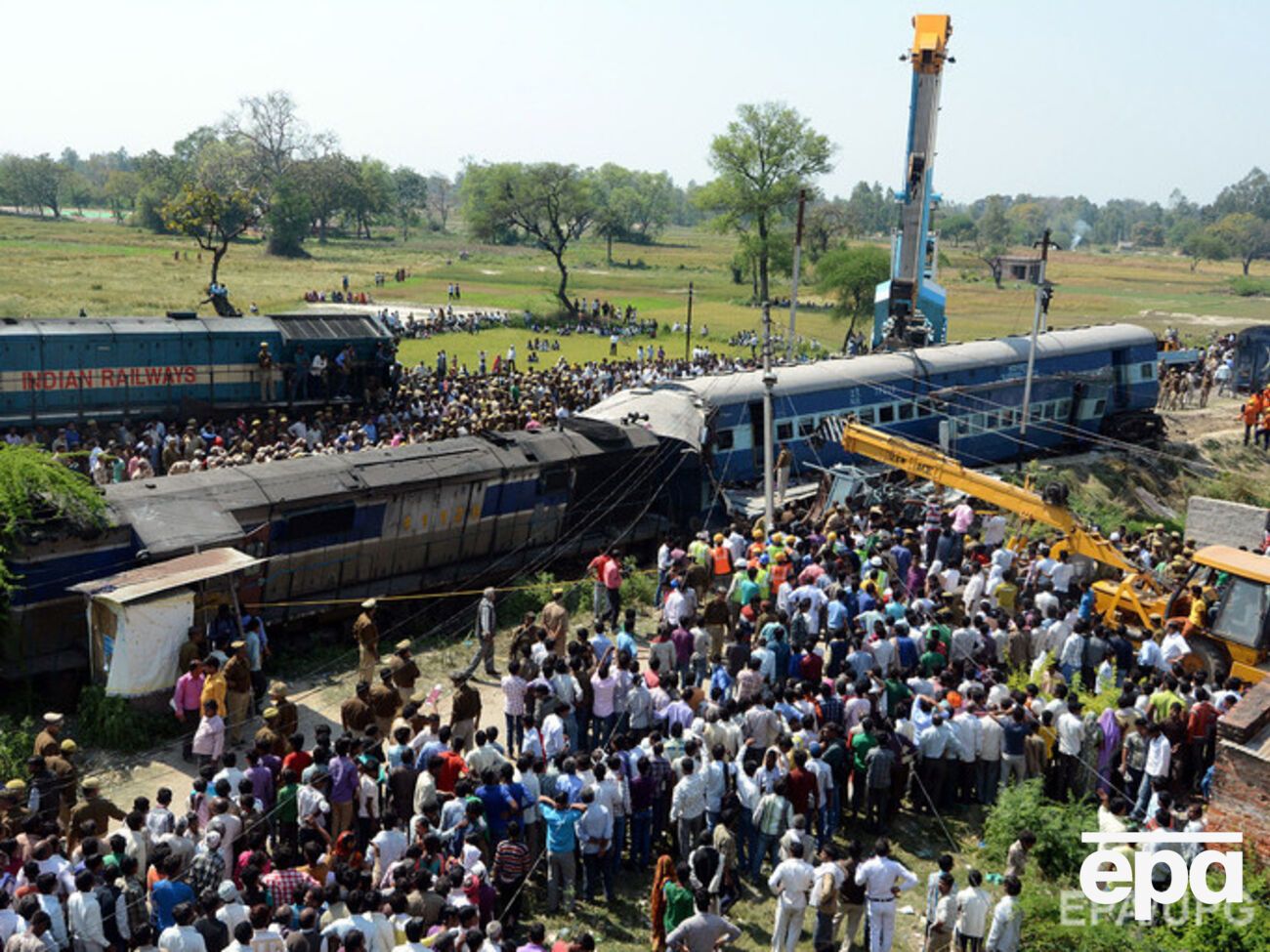 Сельские жители, полицейские и железнодорожные охранники пытаются спасти пассажиров, застрявших в вагонах