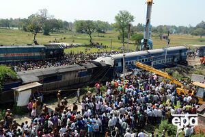 Сельские жители, полицейские и железнодорожные охранники пытаются спасти пассажиров, застрявших в вагонах