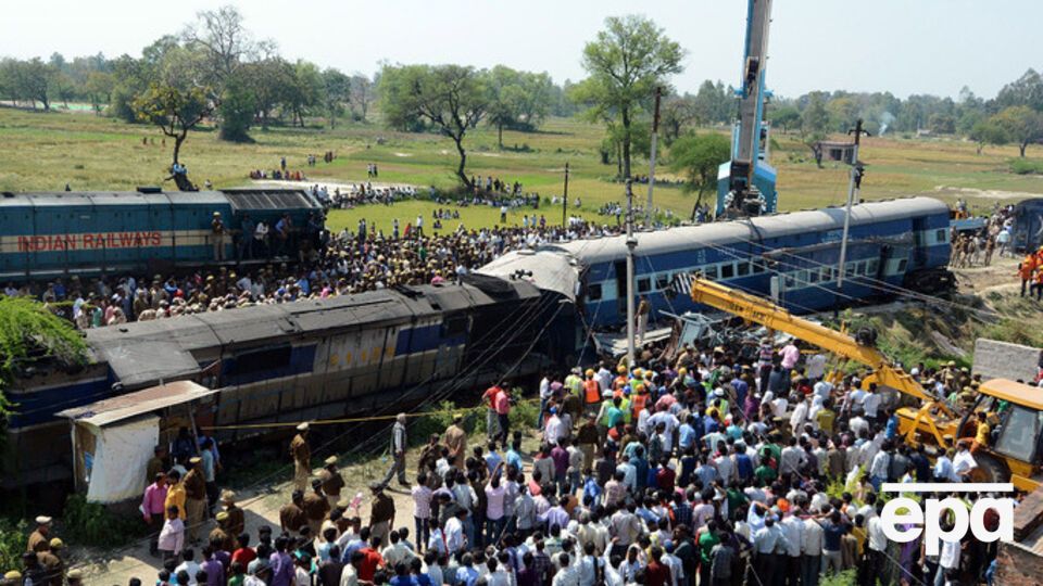 Сельские жители, полицейские и железнодорожные охранники пытаются спасти пассажиров, застрявших в вагонах
