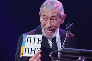 Вахтанг Константинович рассмеялся, получив неожиданный подарок, а после продемонстрировал табличку залу