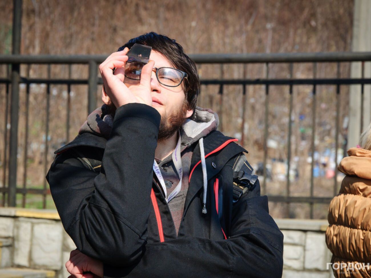 Жители Киева вышли наблюдать солнечное затмение