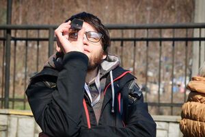 Жители Киева вышли наблюдать солнечное затмение