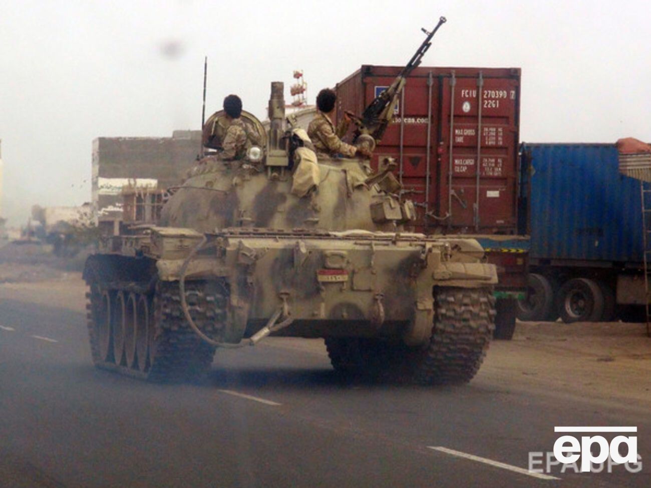 Боевики в автомобилях с черными флагами ворвались в город, находящийся к северу от портового города Аден