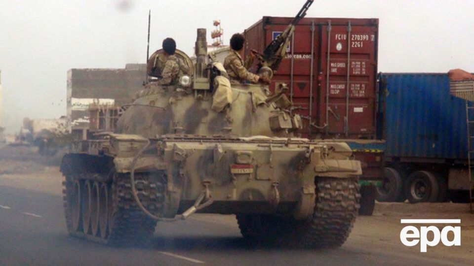 Боевики в автомобилях с черными флагами ворвались в город, находящийся к северу от портового города Аден