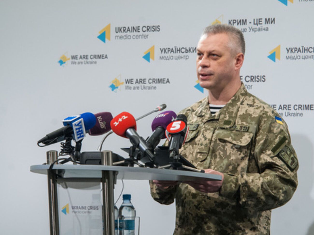 Боевики продолжают обстрелы в зоне АТО, заявил Лысенко