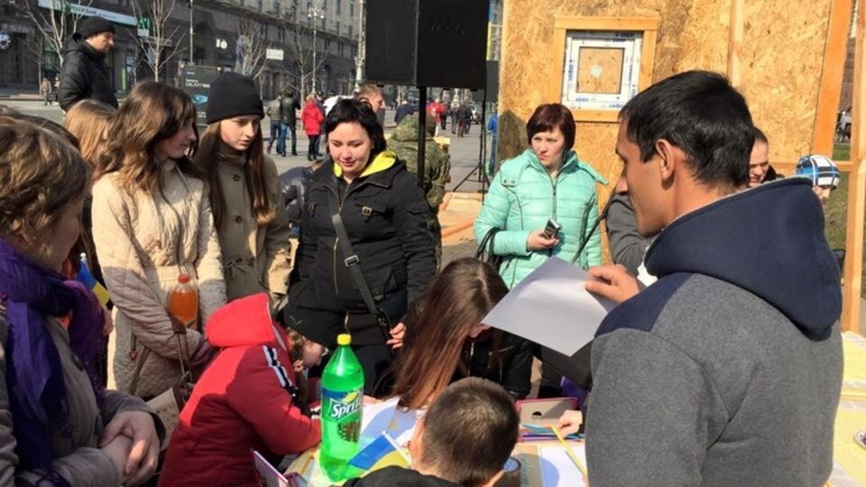 Дети нарисовали рисунки для украинских военных