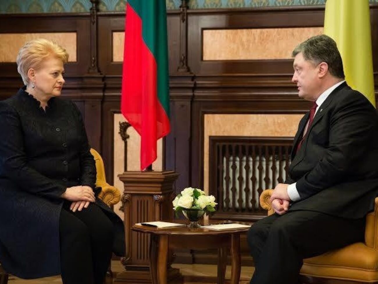 Порошенко: Это должен быть отдельный канал, который будет доступен в любом отеле, в каждой больнице