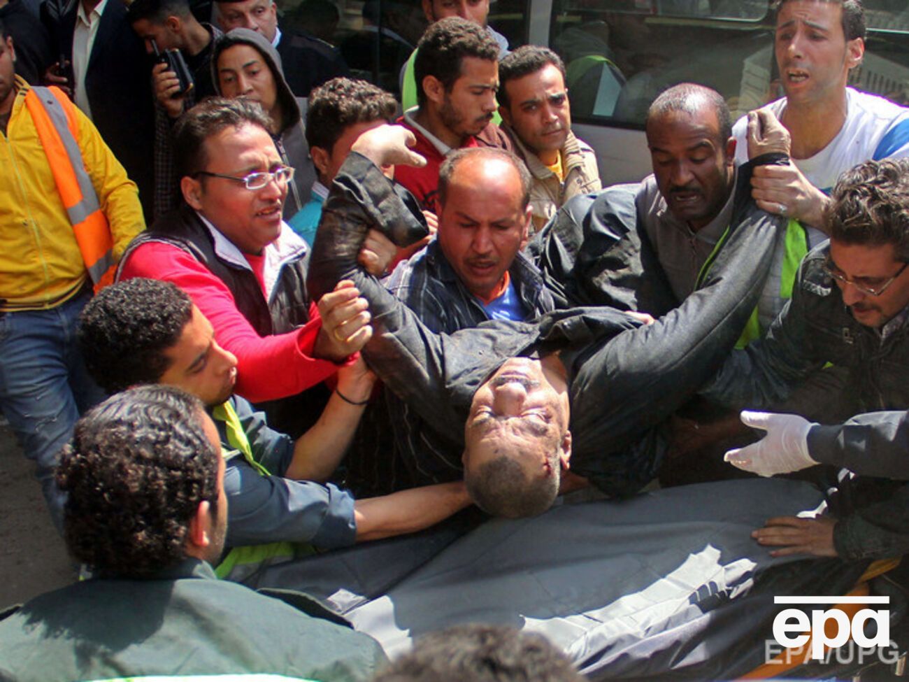 На западе от города Каира пассажирский автобус съехал с дороги в канал