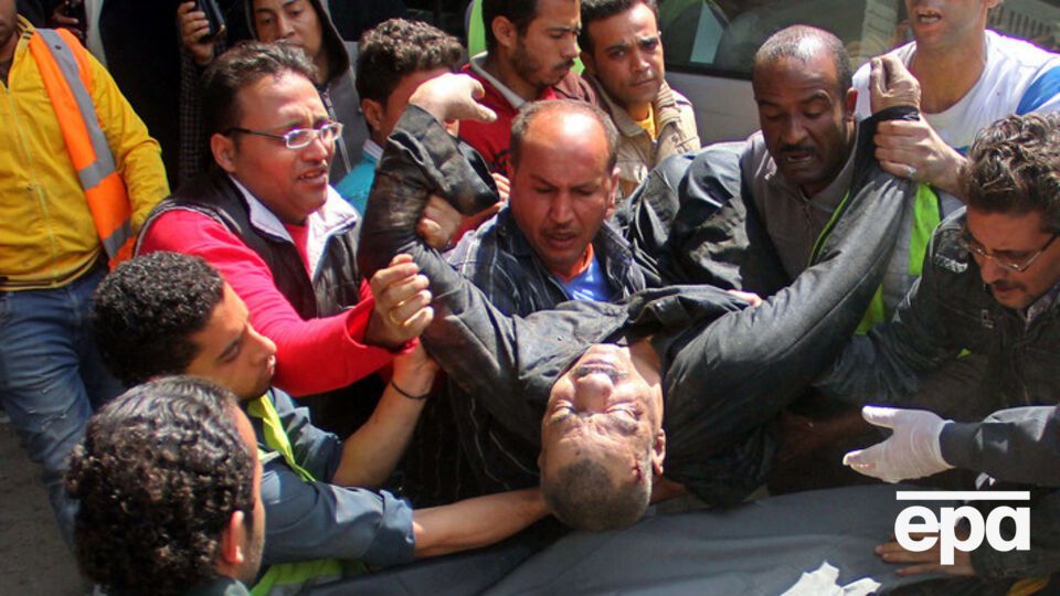 На западе от города Каира пассажирский автобус съехал с дороги в канал