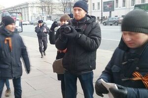 Неподалеку от пикетчиков находились "антимайдановцы"