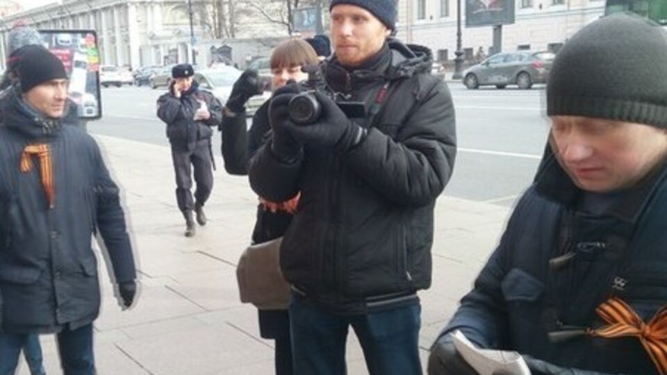 Неподалеку от пикетчиков находились "антимайдановцы"