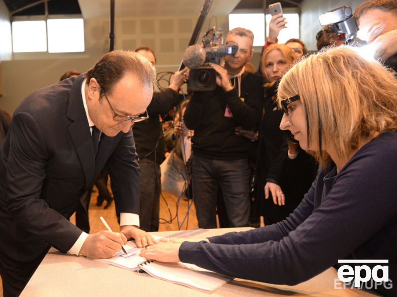 Эксперты предсказывают поражение правящих социалистов: рейтинг правительства и президента чрезвычайно низок