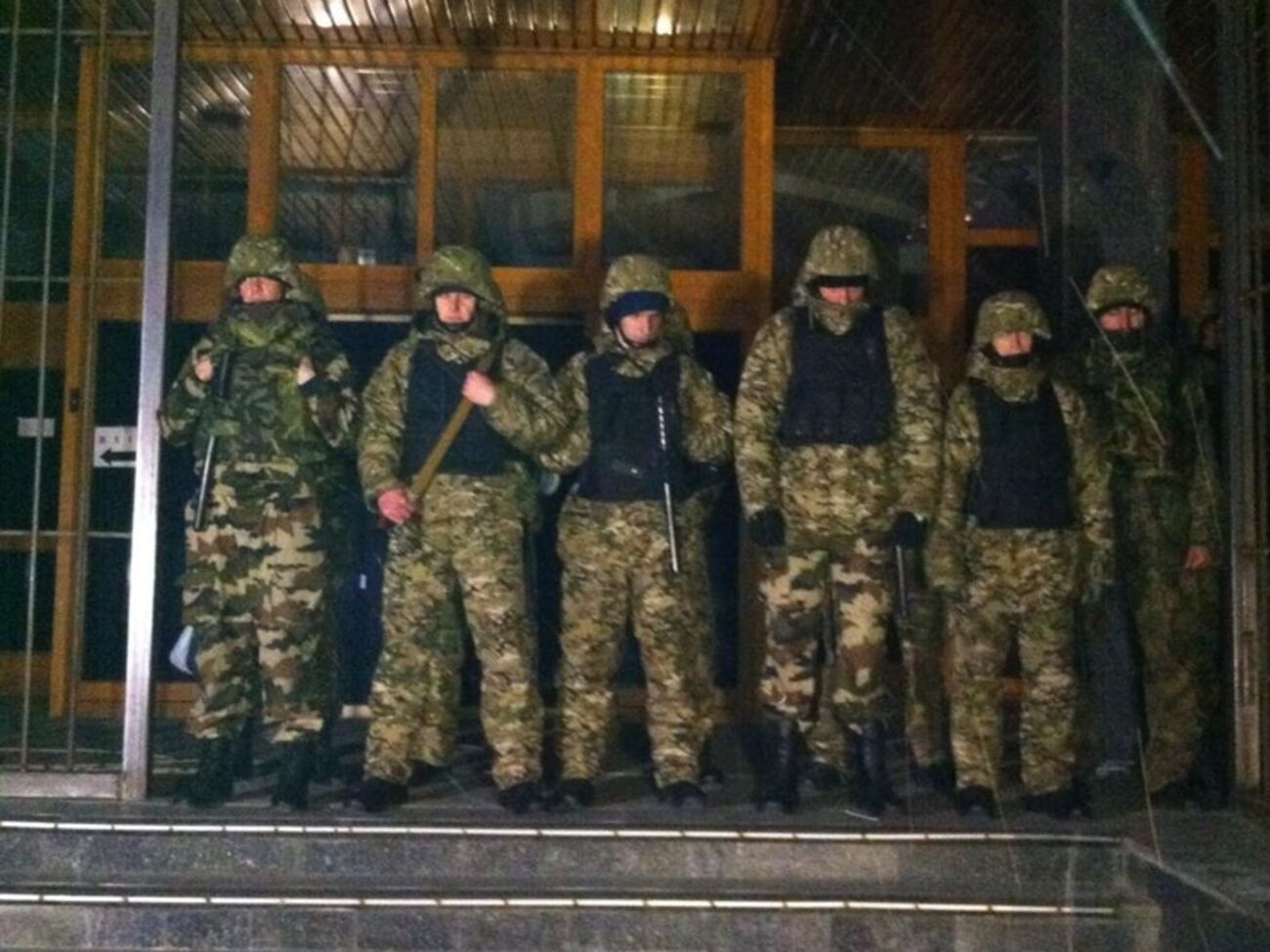 У входа в "Укрнафту" стоят бойцы "Днепра-1"