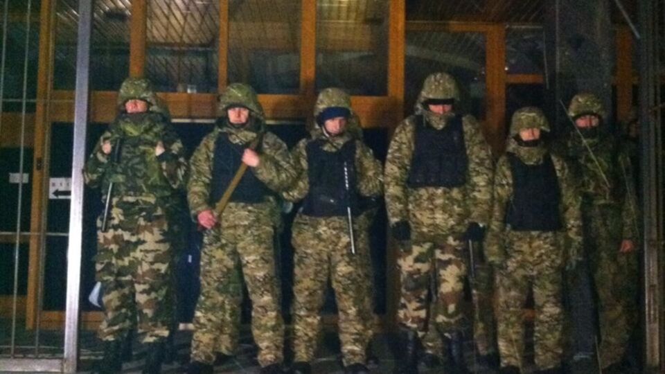 У входа в "Укрнафту" стоят бойцы "Днепра-1"