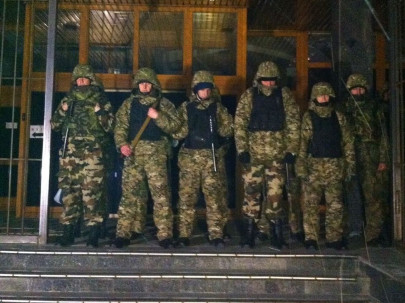 По данным нардепа Сергея Лещенко, здание заблокировали бойцы полка "Днепр-1"