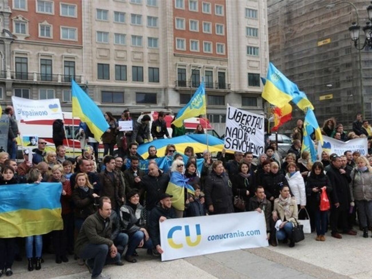 Участники акции держали плакаты с надписями "Нет войне!", "Серце кожного з нас з Україною", "Свободу Украине от российских оккупантов", "STOP terrorusia"