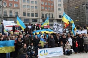 Участники акции держали плакаты с надписями "Нет войне!", "Серце кожного з нас з Україною", "Свободу Украине от российских оккупантов", "STOP terrorusia"