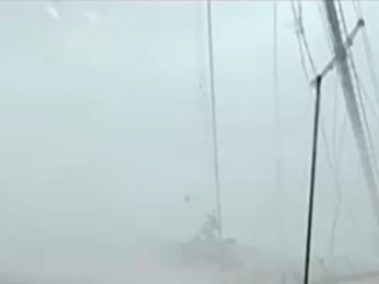 Во многих районах нарушена подача электроэнергии, десятки зданий получили серьезные повреждения