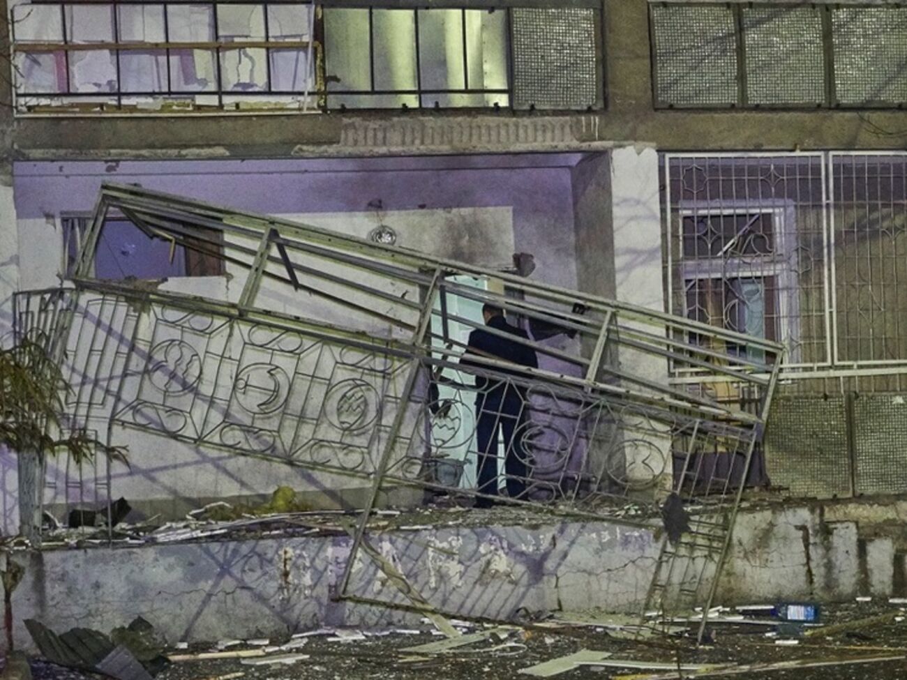 Ночью в жилом доме в Одессе произошел взрыв. Фоторепортаж