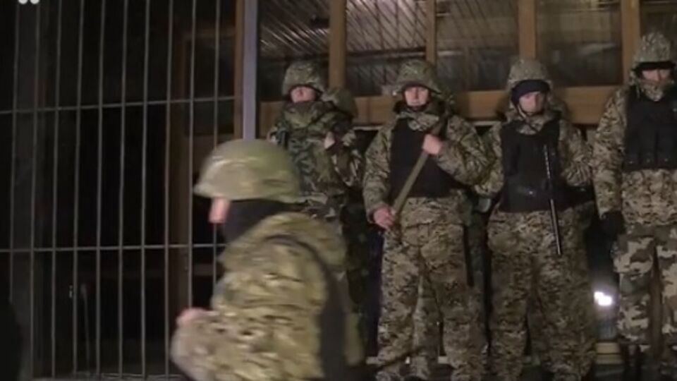 Как вооруженные люди заблокировали здание "Укрнафти" в Киеве. Видео