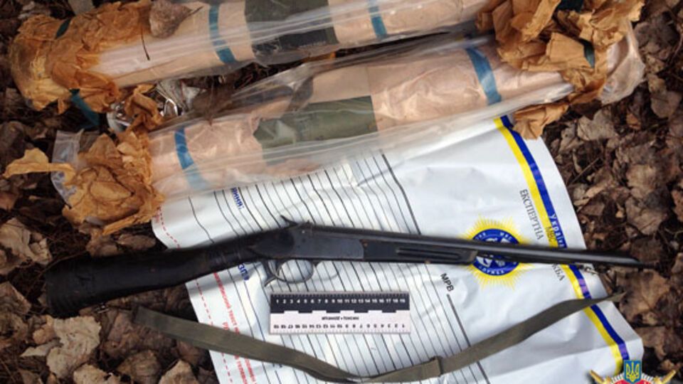 МВД: В Красноармейске милиция обнаружила склад с оружием и символикой боевиков из "ДНР" и "Оплота". Фоторепортаж