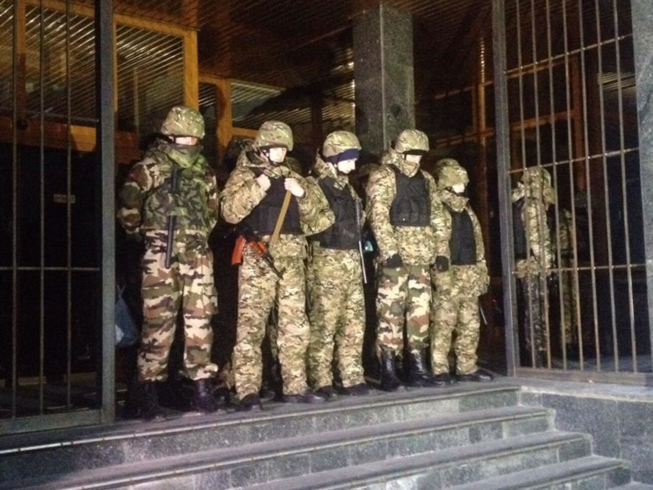 Вчера под зданием "Укрнафти" появились вооруженные люди без опознавательных знаков