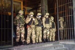 Вчера под зданием "Укрнафти" появились вооруженные люди без опознавательных знаков