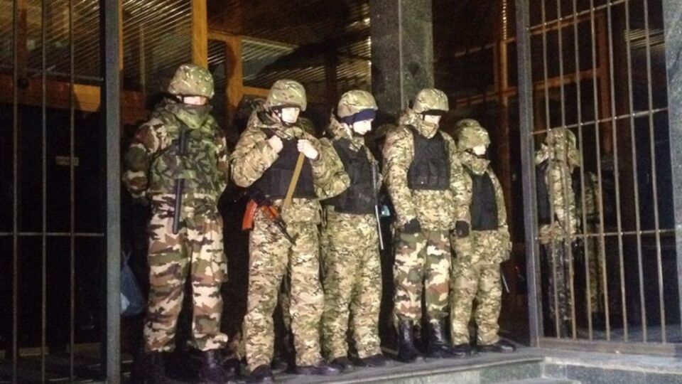 Вчера под зданием "Укрнафти" появились вооруженные люди без опознавательных знаков