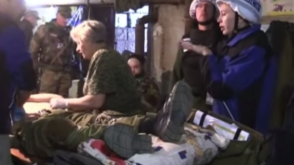 В Песках сотрудники ОБСЕ и журналисты Reuters застали обстрел, в результате которого ранили семерых солдат. Видео