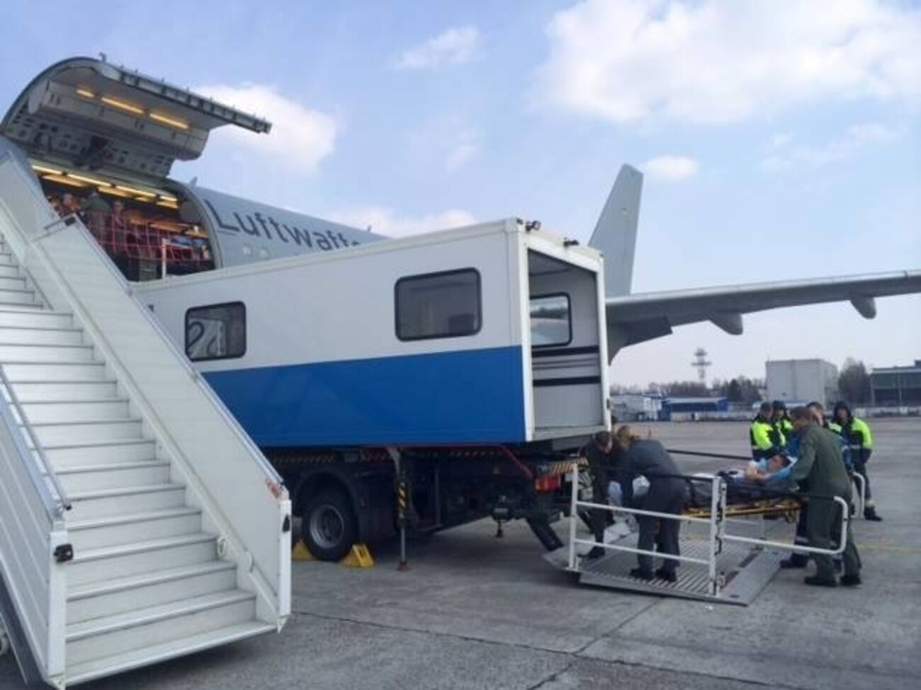 Тяжело раненные военные отправились на лечение в Германию