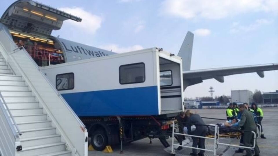 Тяжело раненные военные отправились на лечение в Германию