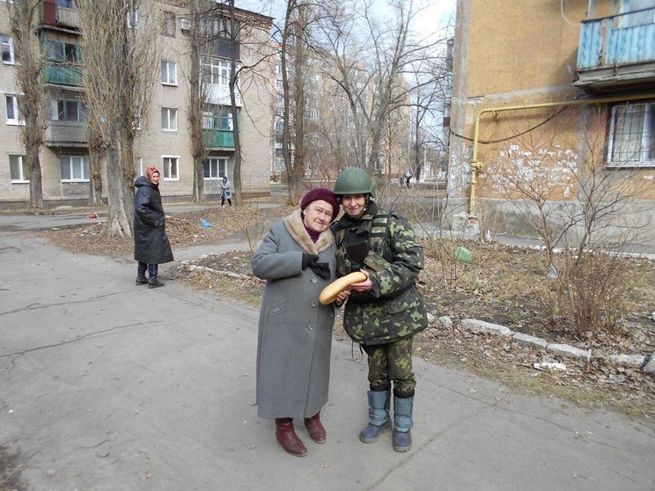 Военные помогают жителям Авдеевки