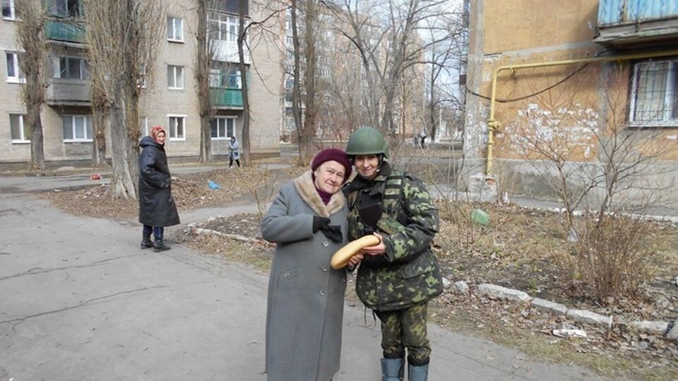 Военные помогают жителям Авдеевки
