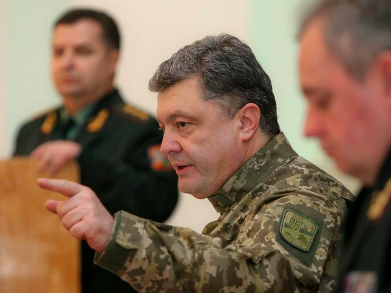 Порошенко высоко оценил работу волонтеров в Минобороны