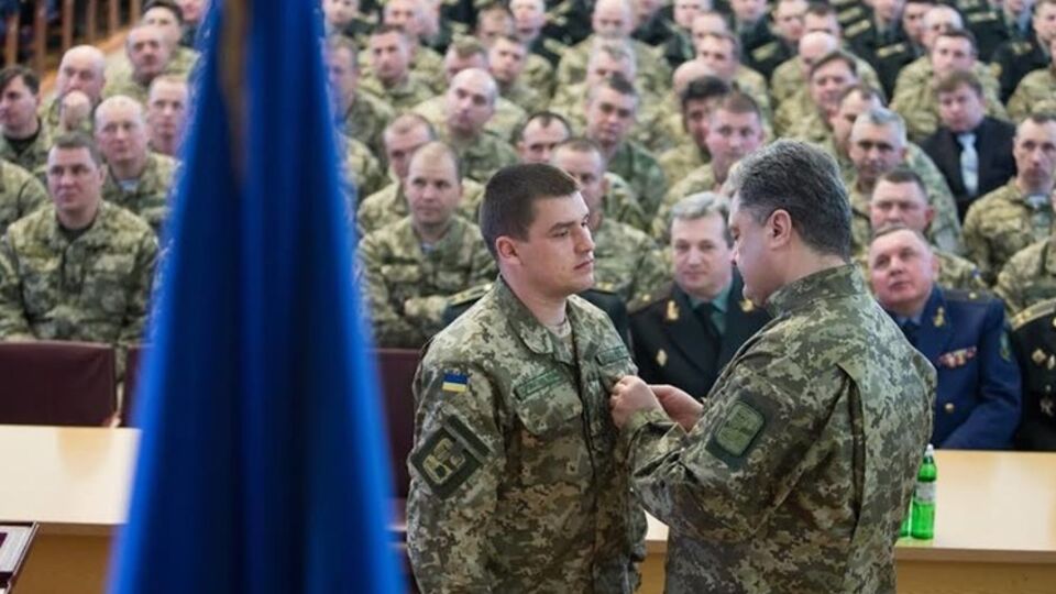 Порошенко присвоил звание Героя Украины четырем командирам подразделений ВСУ