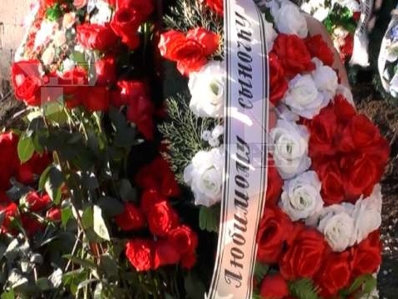 Согласно данным телеканала, вокруг могилы Януковича-младшего друзья и родные возложили ровно 13 венков