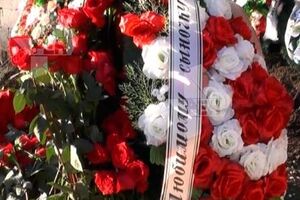 Согласно данным телеканала, вокруг могилы Януковича-младшего друзья и родные возложили ровно 13 венков