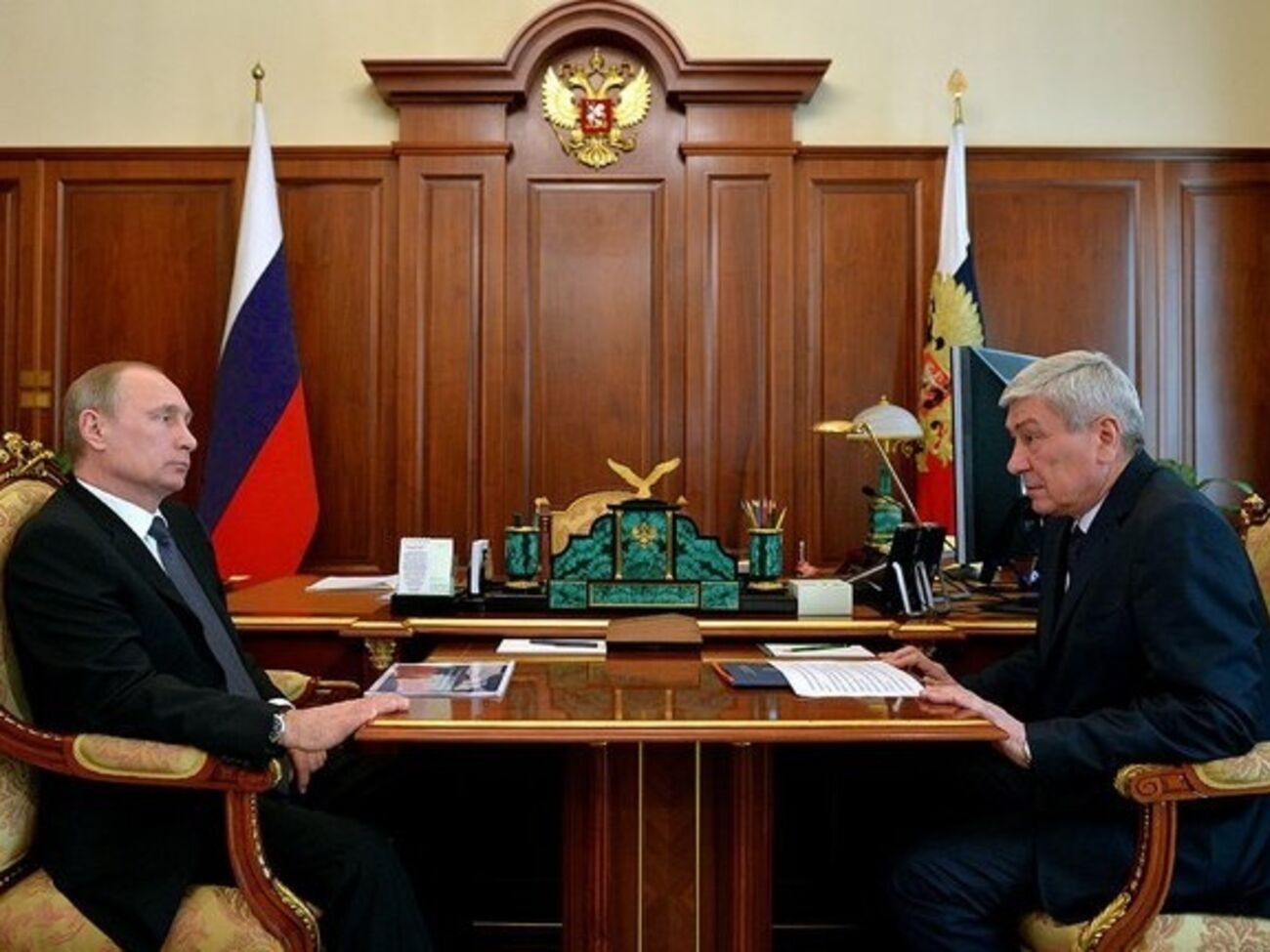 Путин и глава Росфинмониторинга&nbsp;Юрий Чиханчин