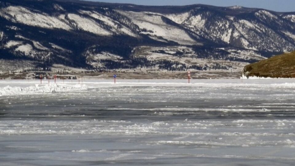 МЧС России по Иркутской области: В марте на озере Байкал появилось множество опасных мест из-за тонкого льда
