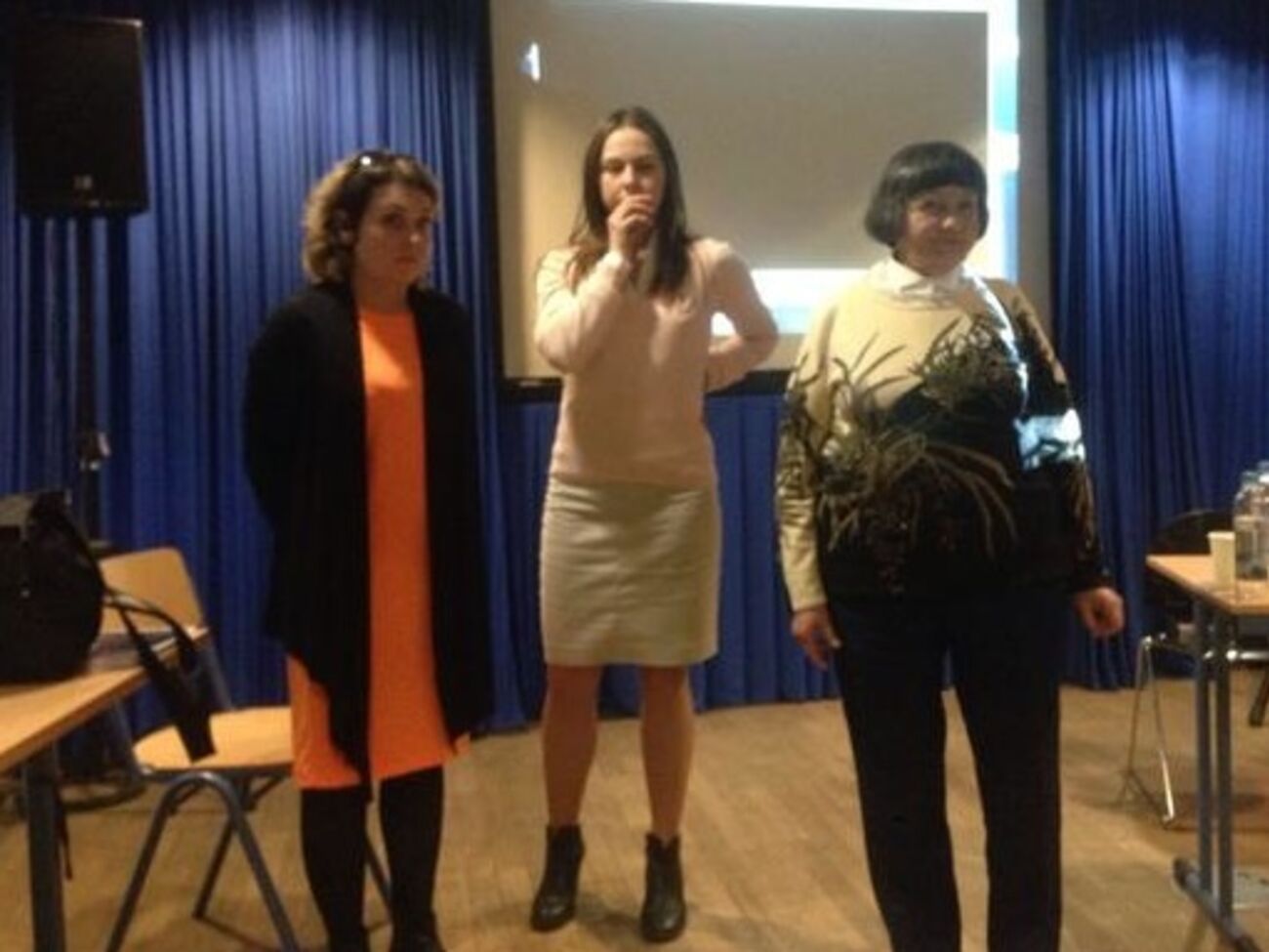 Мать и сестра Савченко в музее Берлинской стены