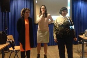 Мать и сестра Савченко в музее Берлинской стены