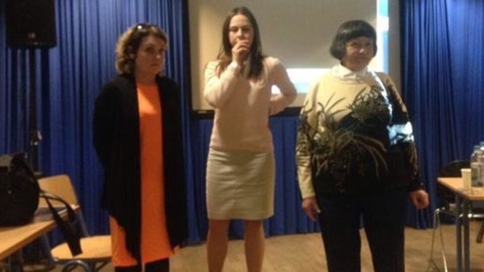 Мать и сестра Савченко в музее Берлинской стены